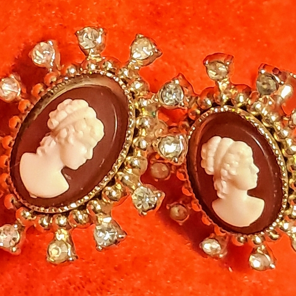 1950s Vintage CORO Pegasus screwback Red Cameo & Rhinestone Earrings. - Picture 4 of 4